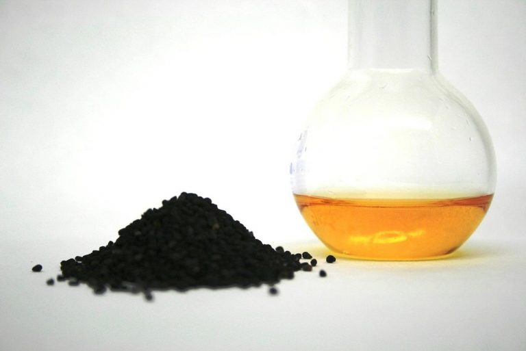 Stosowanie olejku z nasion czarnuszki może poprawić wygląd skóry
